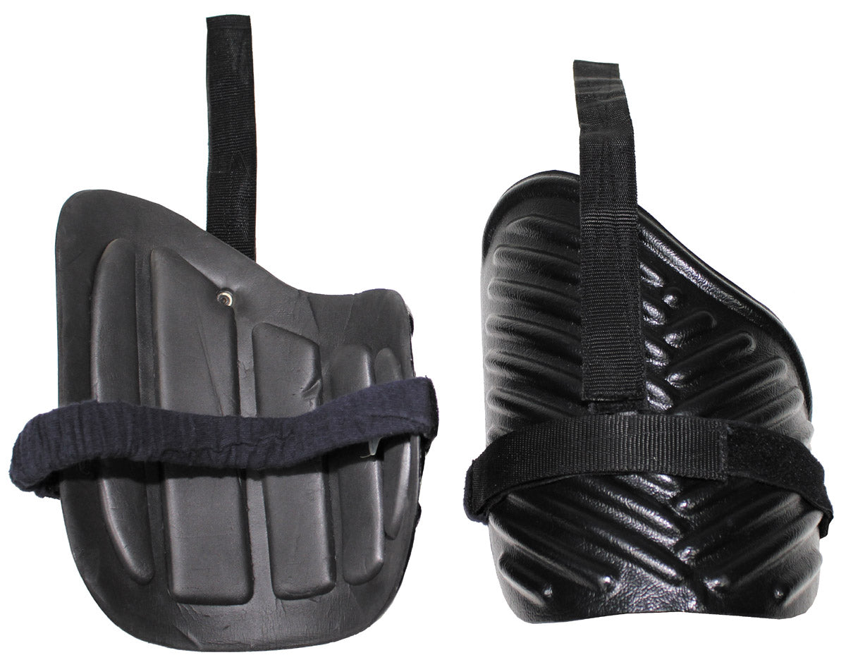 Brit. Oberschenkelschützer, aus Hartschale, gebr.